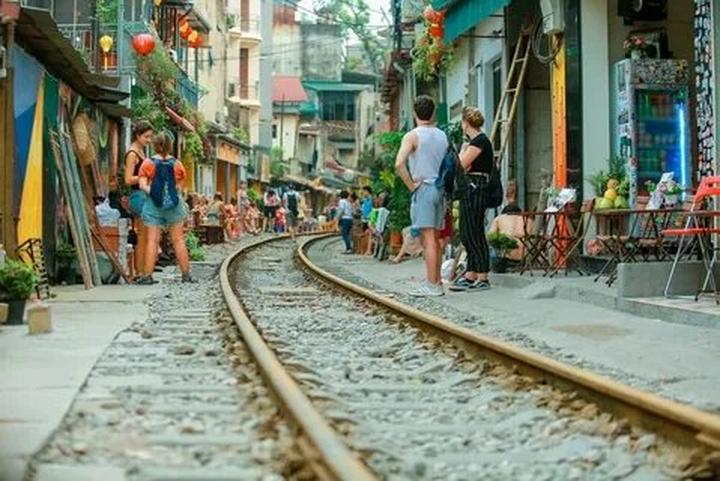 Hotspot Matrix và Dezus - thương hiệu thời trang nhanh của Việt Nam công bố Hoa hậu Hương