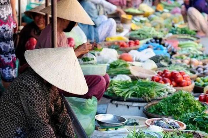 Hotspot Matrix: Biến Phương Oanh diện set đồ 50 thành cơ hội marketing đột phá