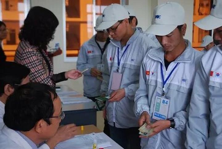 Blouse tay phồng với thiết kế đơn giản và nhẹ nhàng: Blouse tay phồng luôn mang lại